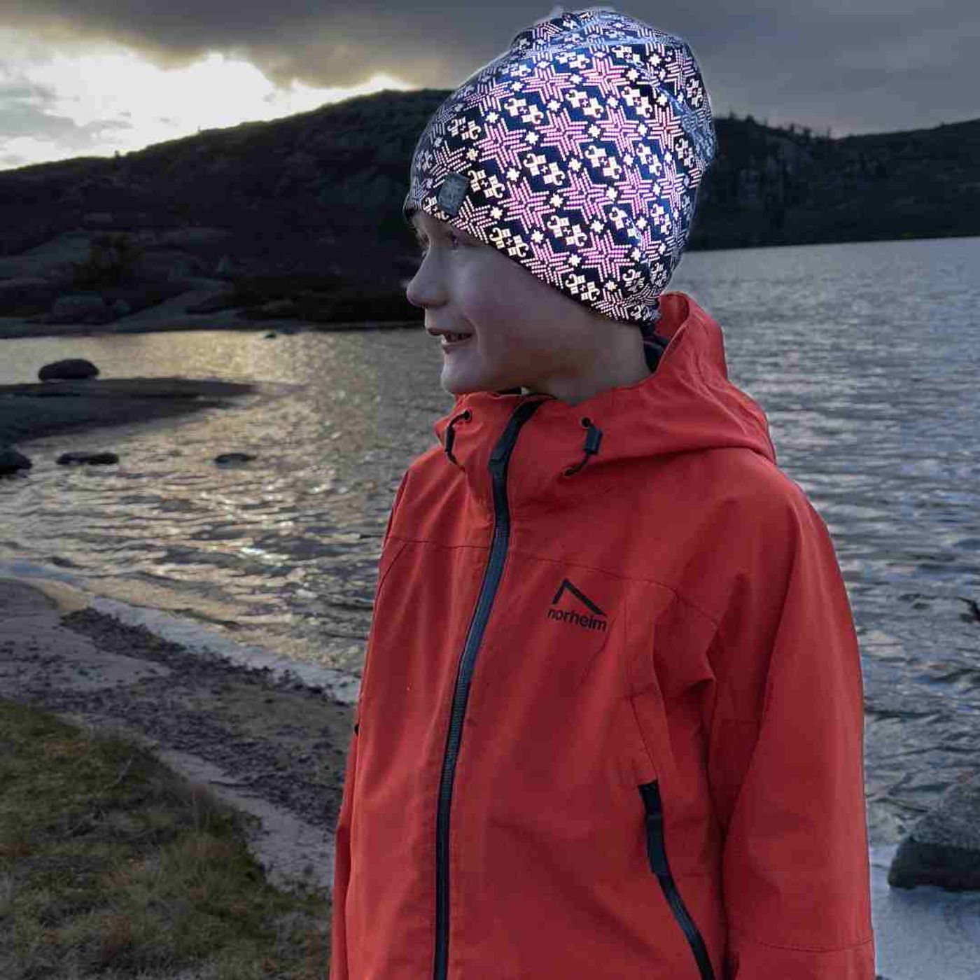 Morild Glitre Junior resirkulert lue med refleks, royal blå