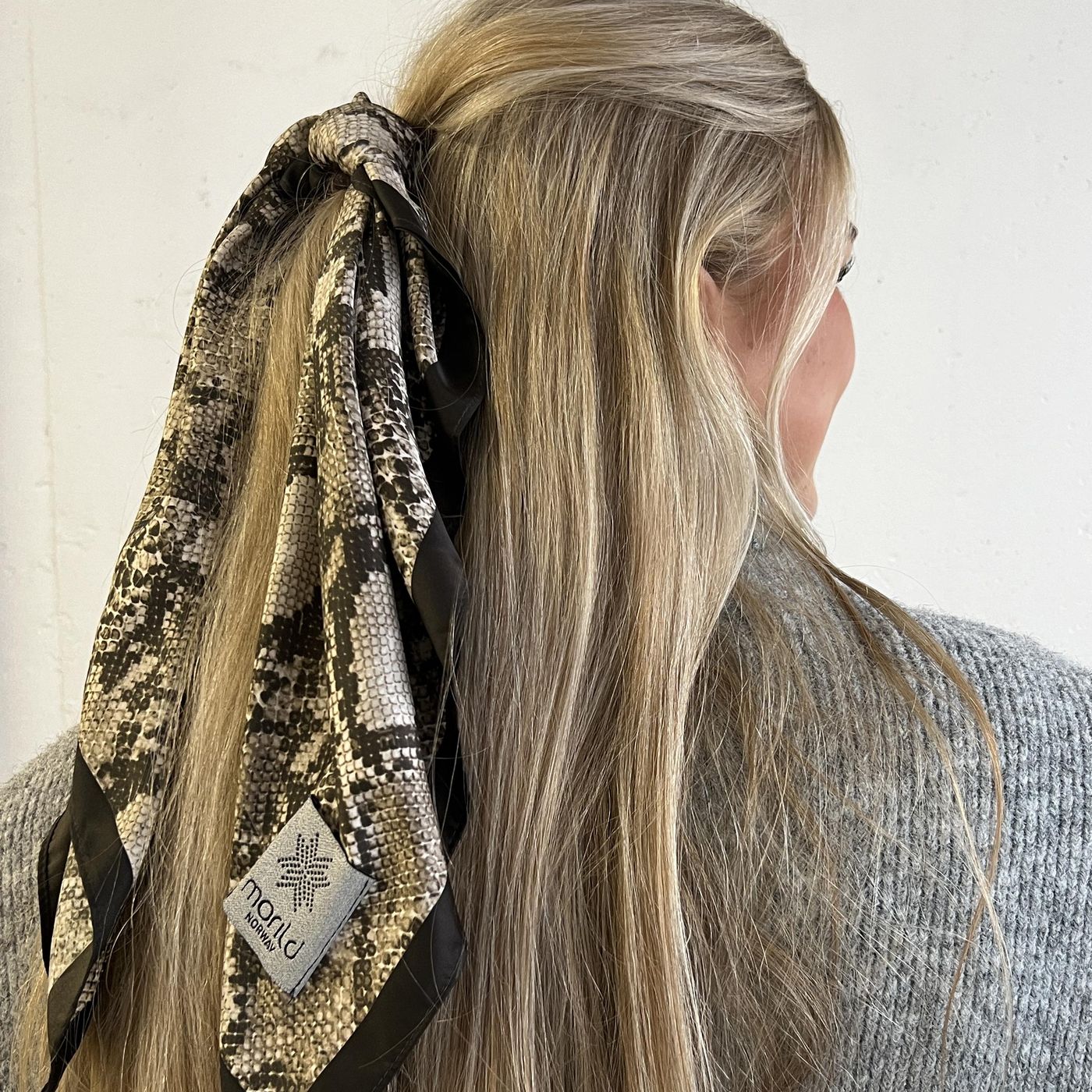 Morild Classic Satin skjerf med refleks, sort/sand